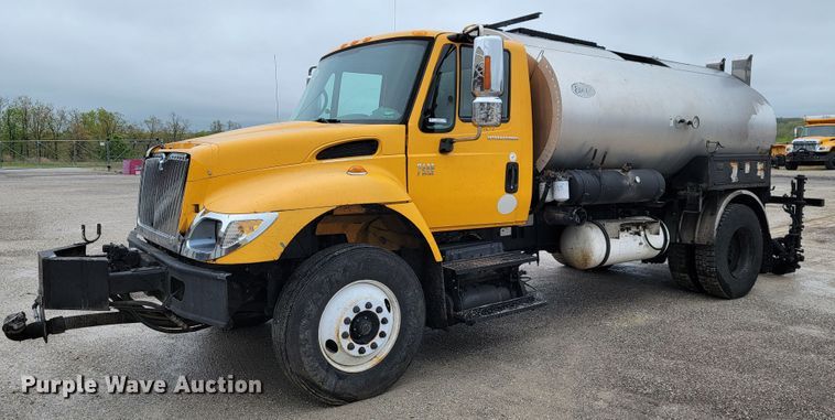 image for item JL9514 2006 International 7400  oil distributor truck