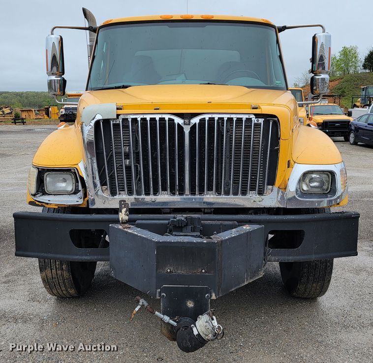 image for item JL9514 2006 International 7400  oil distributor truck