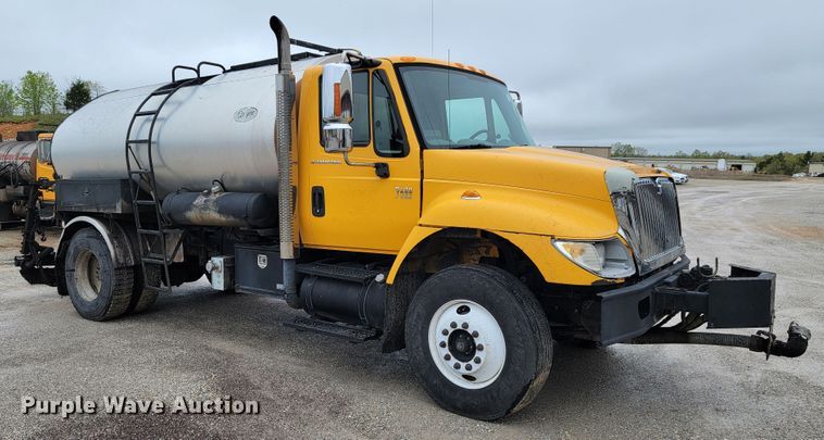 image for item JL9514 2006 International 7400  oil distributor truck