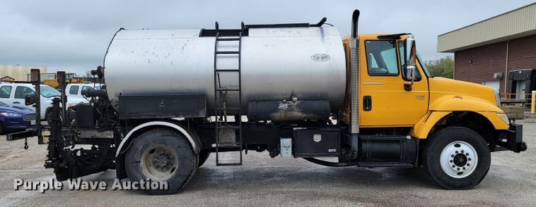 image for item JL9514 2006 International 7400  oil distributor truck