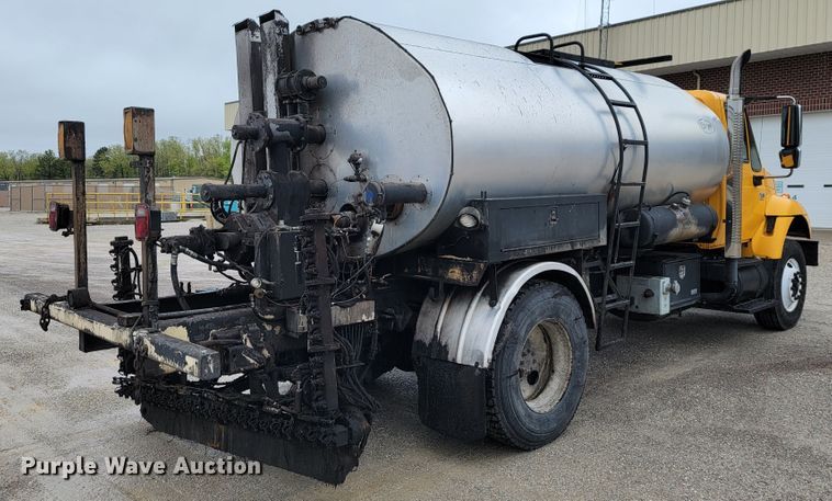 image for item JL9514 2006 International 7400  oil distributor truck