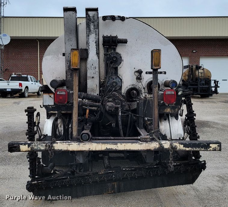 image for item JL9514 2006 International 7400  oil distributor truck