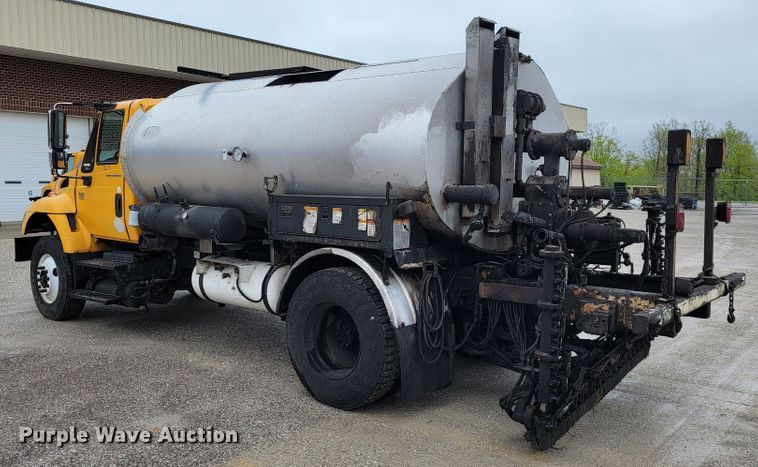 image for item JL9514 2006 International 7400  oil distributor truck