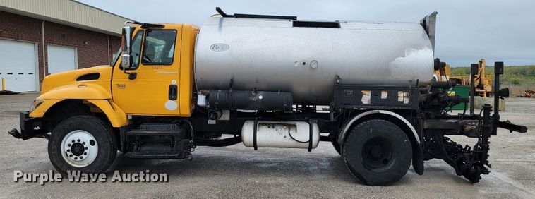 image for item JL9514 2006 International 7400  oil distributor truck