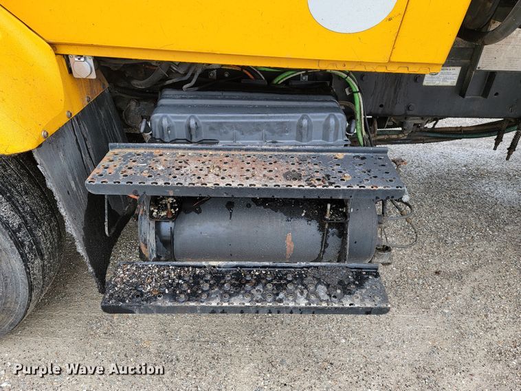 image for item JL9514 2006 International 7400  oil distributor truck