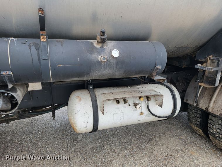 image for item JL9514 2006 International 7400  oil distributor truck