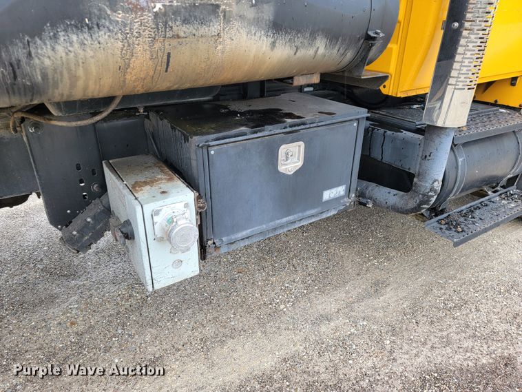 image for item JL9514 2006 International 7400  oil distributor truck