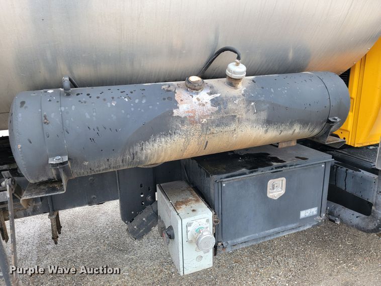 image for item JL9514 2006 International 7400  oil distributor truck