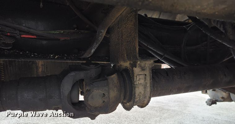 image for item JL9514 2006 International 7400  oil distributor truck