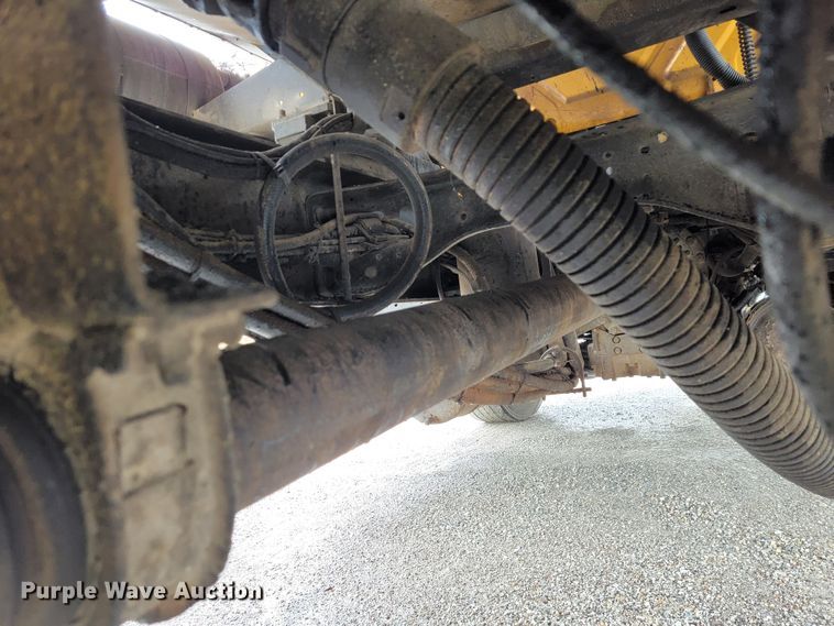 image for item JL9514 2006 International 7400  oil distributor truck