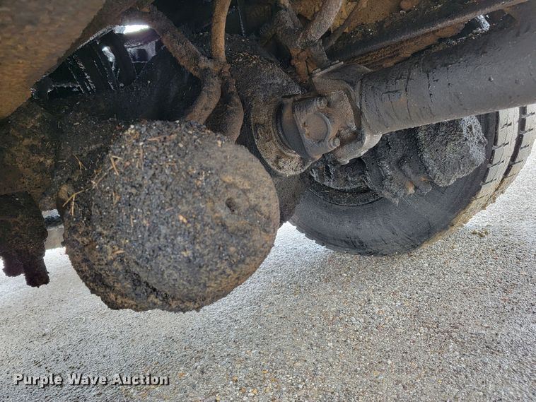 image for item JL9514 2006 International 7400  oil distributor truck