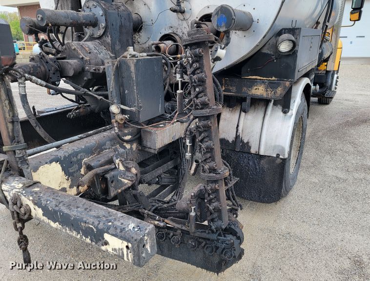 image for item JL9514 2006 International 7400  oil distributor truck