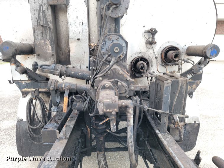 image for item JL9514 2006 International 7400  oil distributor truck