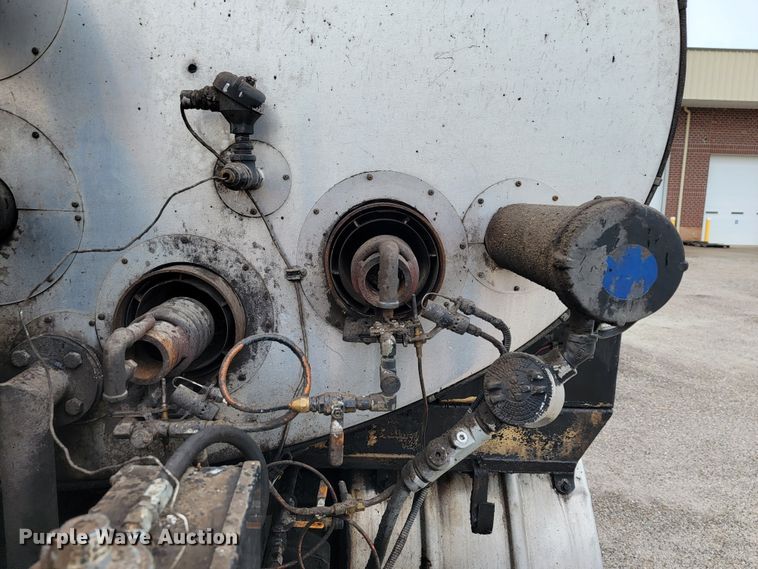 image for item JL9514 2006 International 7400  oil distributor truck