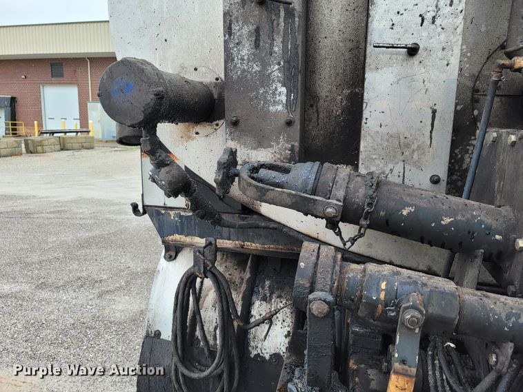 image for item JL9514 2006 International 7400  oil distributor truck