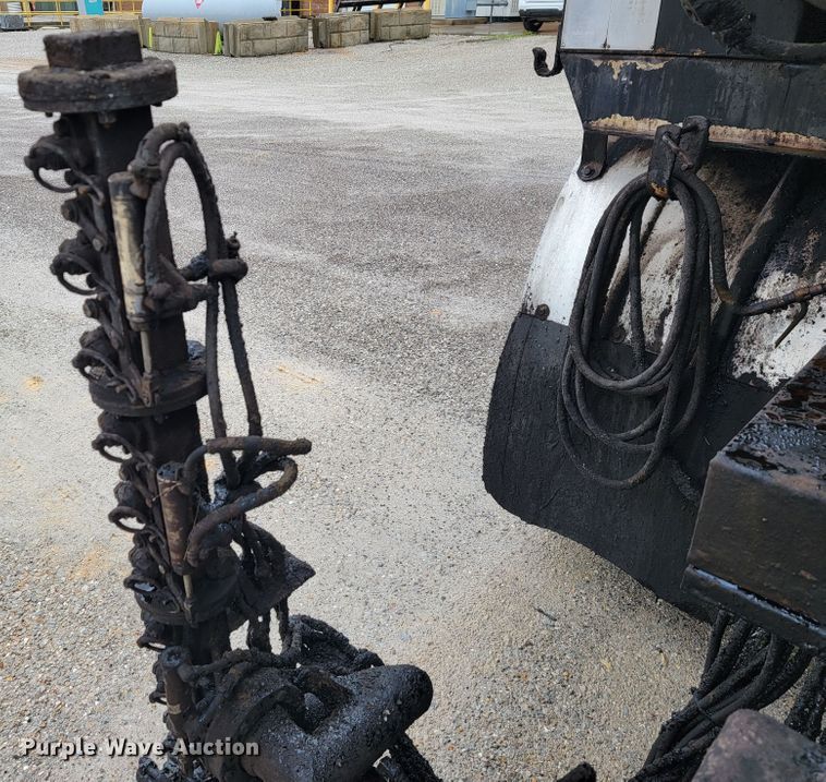 image for item JL9514 2006 International 7400  oil distributor truck