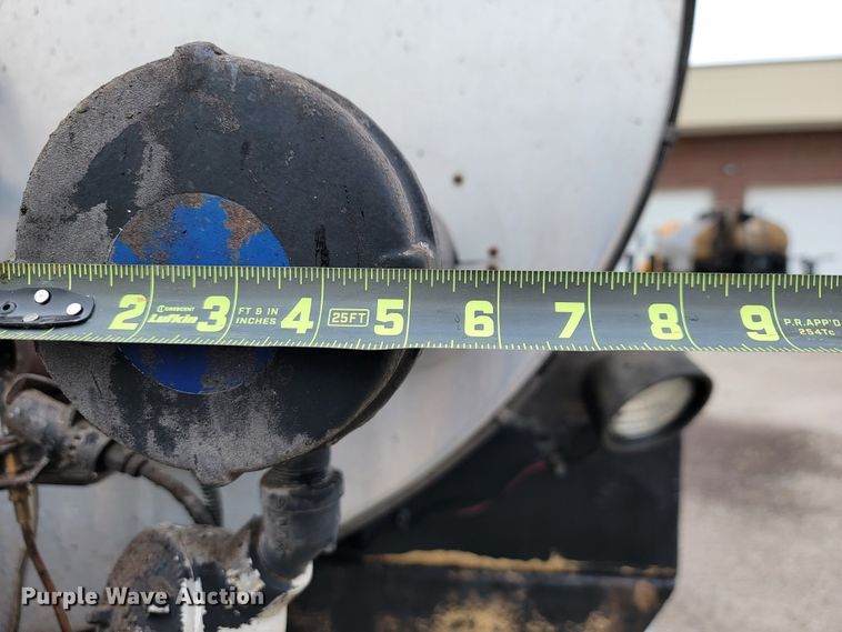 image for item JL9514 2006 International 7400  oil distributor truck