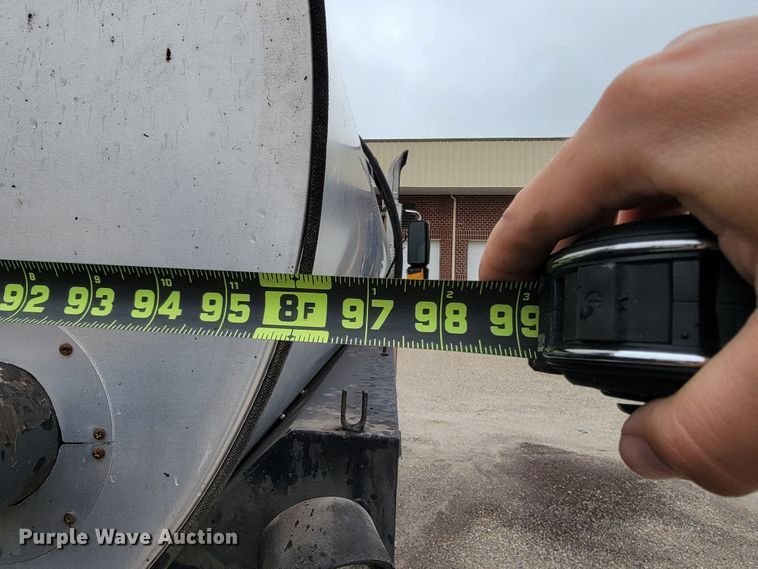 image for item JL9514 2006 International 7400  oil distributor truck