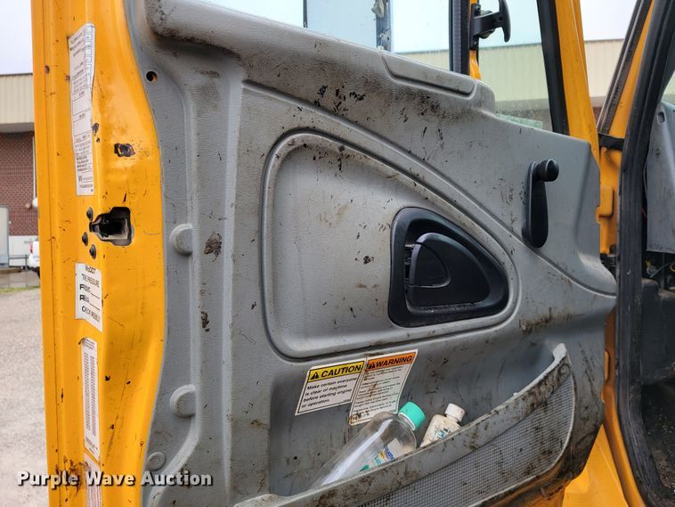 image for item JL9514 2006 International 7400  oil distributor truck