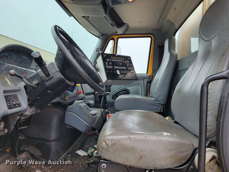 image for item JL9514 2006 International 7400  oil distributor truck