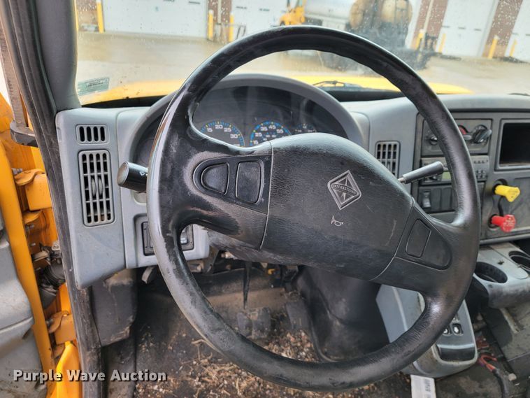 image for item JL9514 2006 International 7400  oil distributor truck