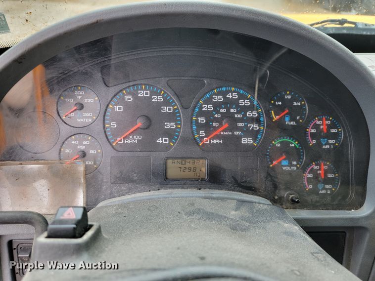 image for item JL9514 2006 International 7400  oil distributor truck