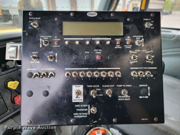 image for item JL9514 2006 International 7400  oil distributor truck