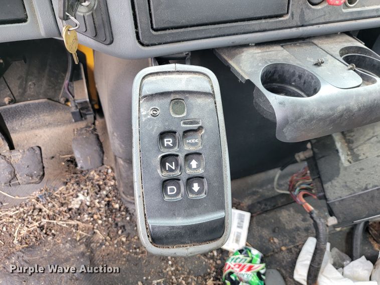 image for item JL9514 2006 International 7400  oil distributor truck