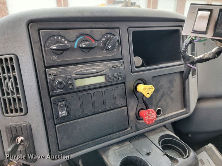 image for item JL9514 2006 International 7400  oil distributor truck