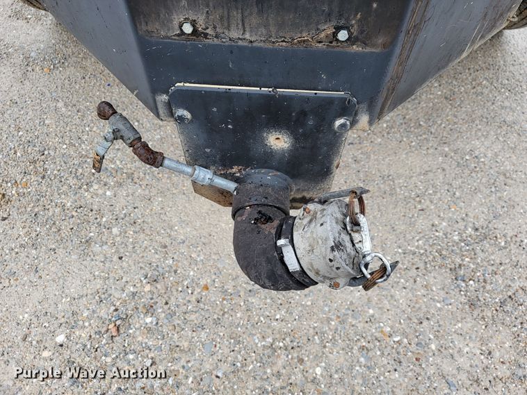 image for item JL9514 2006 International 7400  oil distributor truck