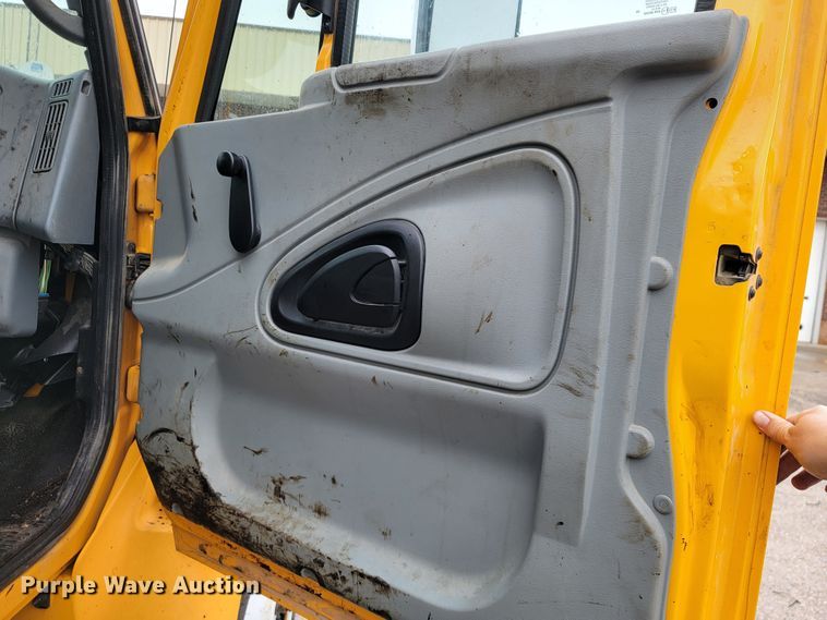 image for item JL9514 2006 International 7400  oil distributor truck