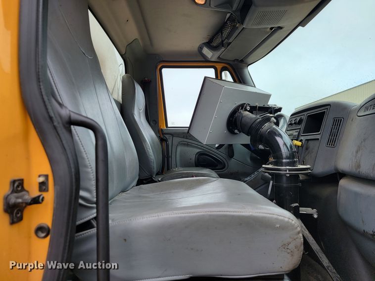 image for item JL9514 2006 International 7400  oil distributor truck