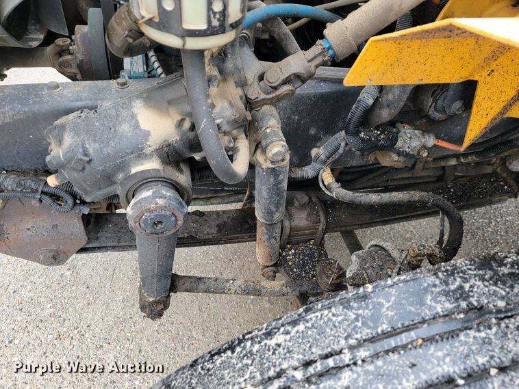 image for item JL9514 2006 International 7400  oil distributor truck