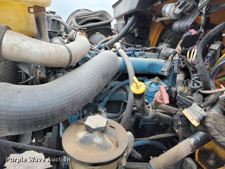 image for item JL9514 2006 International 7400  oil distributor truck