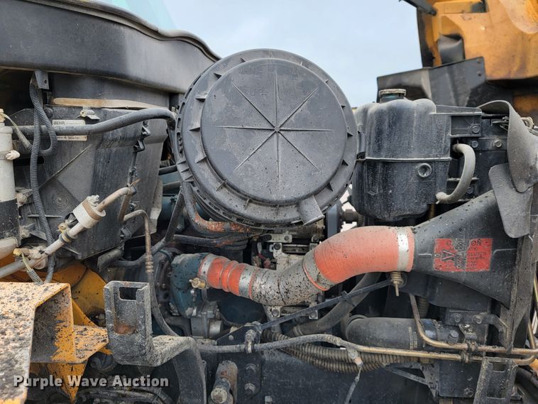 image for item JL9514 2006 International 7400  oil distributor truck