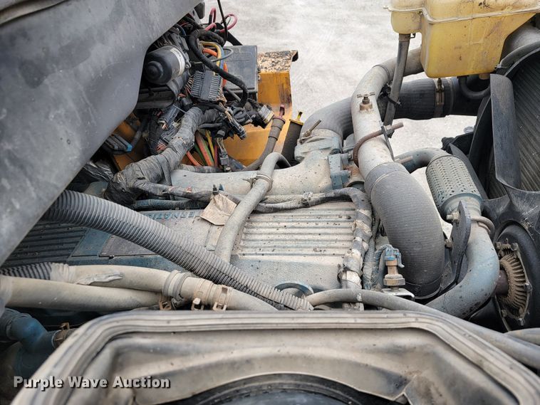 image for item JL9514 2006 International 7400  oil distributor truck