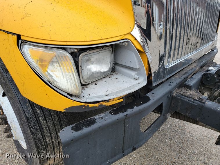 image for item JL9514 2006 International 7400  oil distributor truck