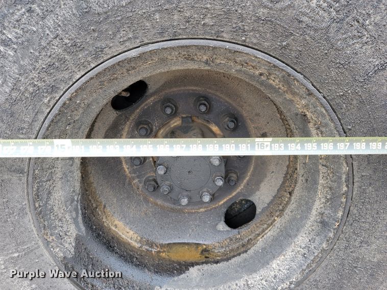 image for item JL9514 2006 International 7400  oil distributor truck