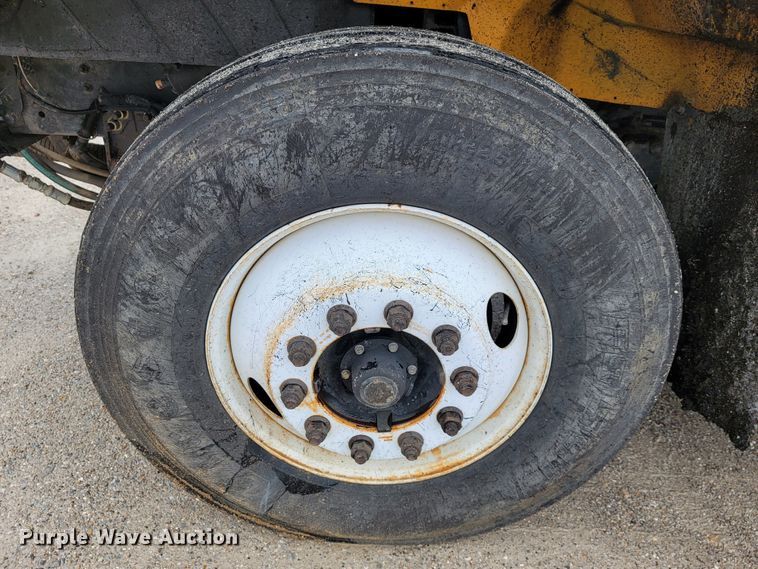 image for item JL9514 2006 International 7400  oil distributor truck