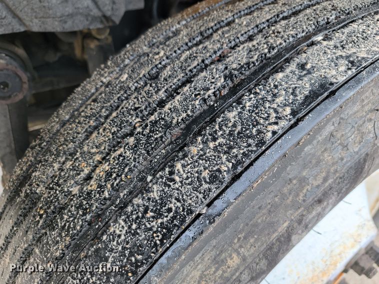 image for item JL9514 2006 International 7400  oil distributor truck