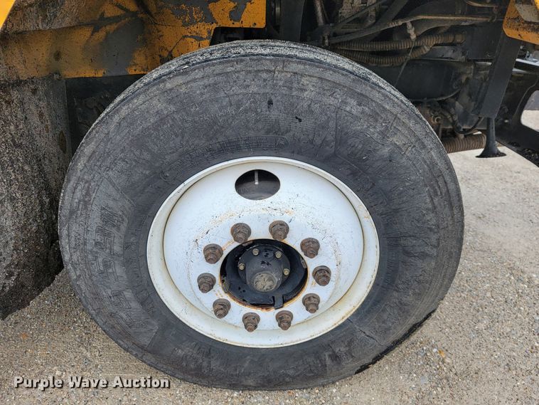 image for item JL9514 2006 International 7400  oil distributor truck