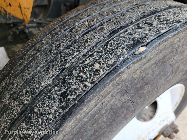 image for item JL9514 2006 International 7400  oil distributor truck