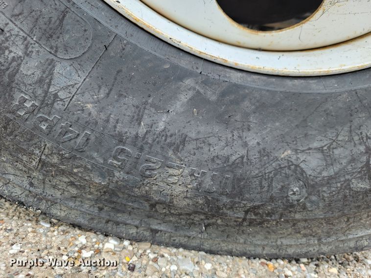 image for item JL9514 2006 International 7400  oil distributor truck