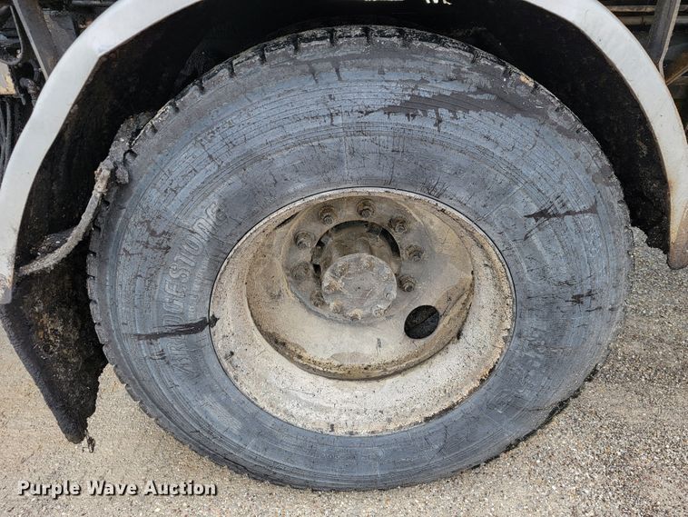 image for item JL9514 2006 International 7400  oil distributor truck