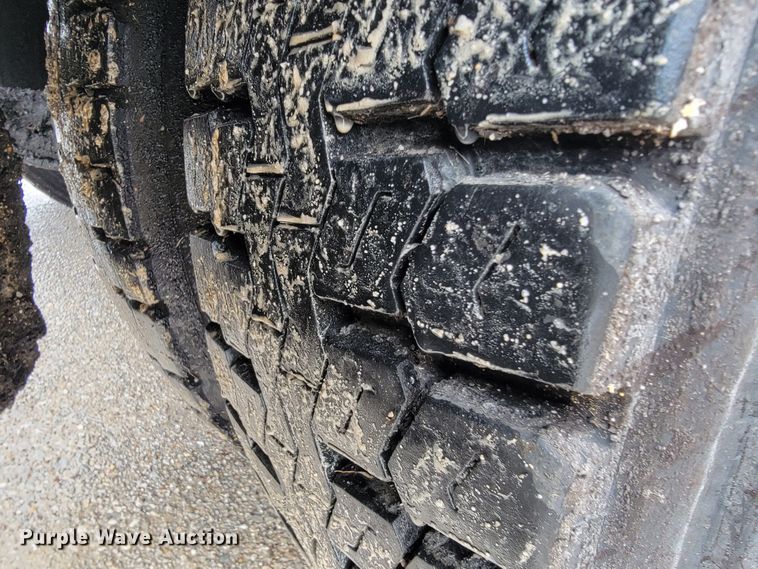 image for item JL9514 2006 International 7400  oil distributor truck