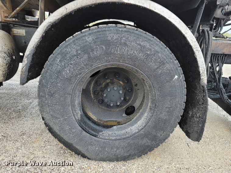 image for item JL9514 2006 International 7400  oil distributor truck