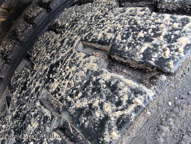 image for item JL9514 2006 International 7400  oil distributor truck