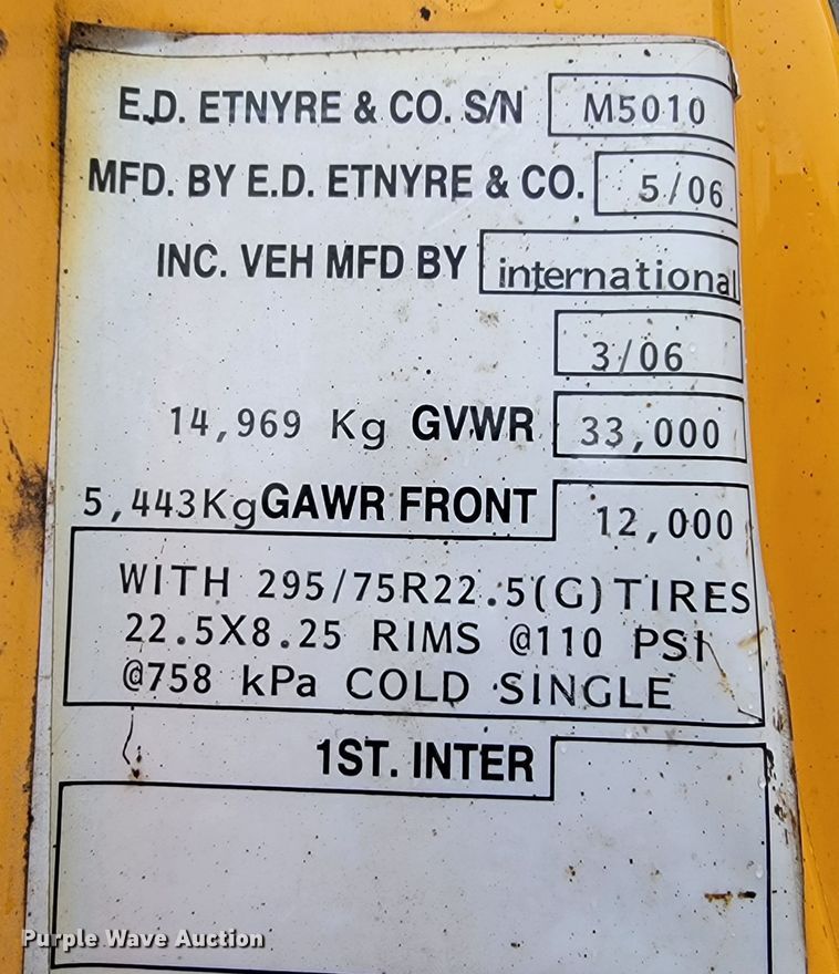 image for item JL9514 2006 International 7400  oil distributor truck