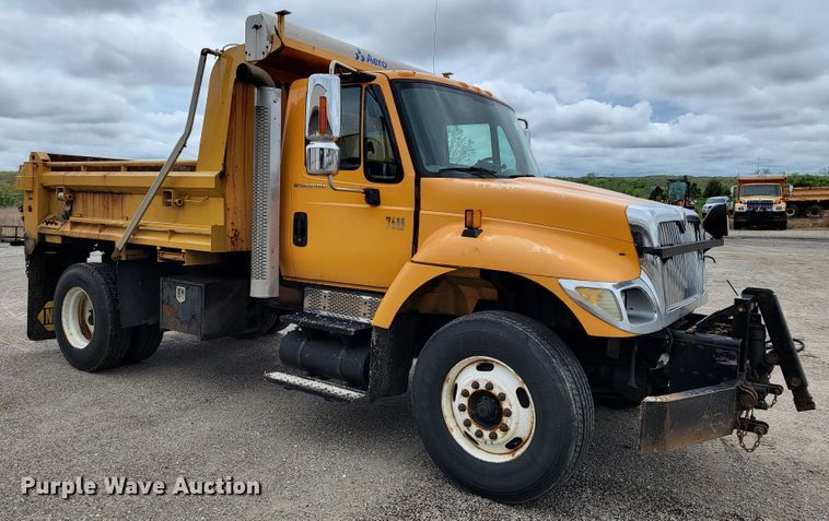 image for item JL9515 2005 International 7400  dump truck