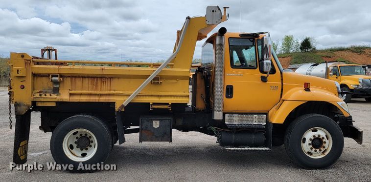 image for item JL9515 2005 International 7400  dump truck